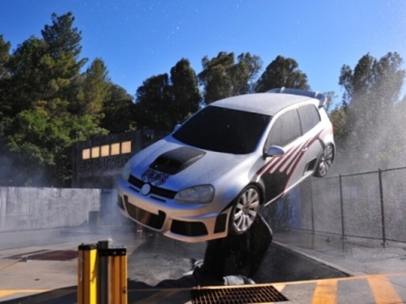 ファースト＆フューリアスの車が空を……