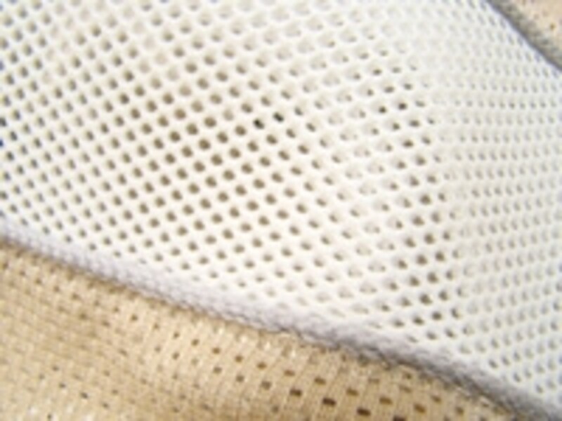 赤ちゃんを乗せることで、適度にメッシュ孔が広がる仕組み