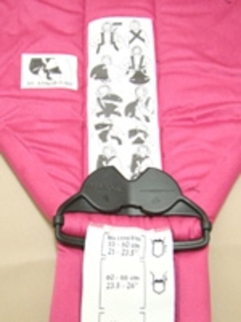 キャリアの内部に、装着方法を図解したタグがある親切設計