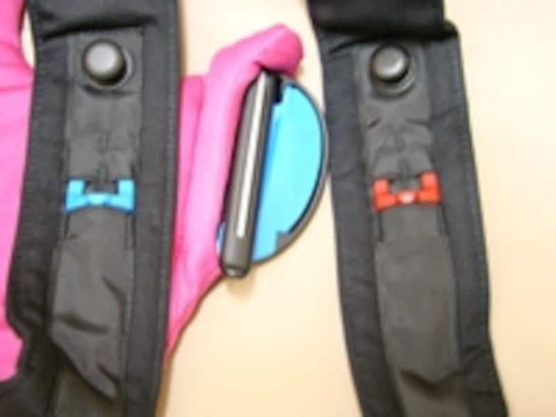 胸元のバックルは、左右を間違えにくいよう色分けされている