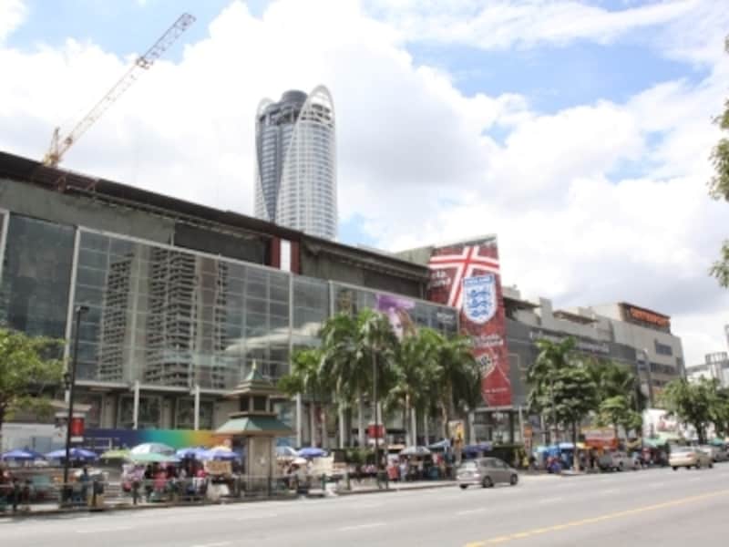 2010年5～6月は前の通りで大規模デモが開催されていたが、今は通常の賑わいを取り戻している