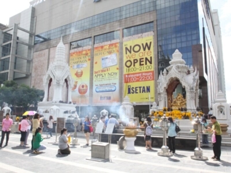 恋の神様として知られているため、参拝客も女性が多い