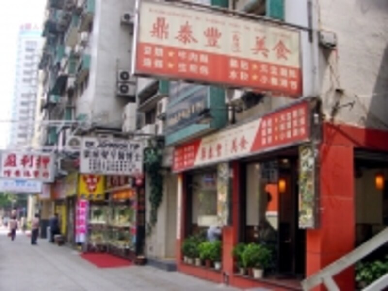 ローカル色いっぱいの茶餐廳（格安レストラン）のイメージ