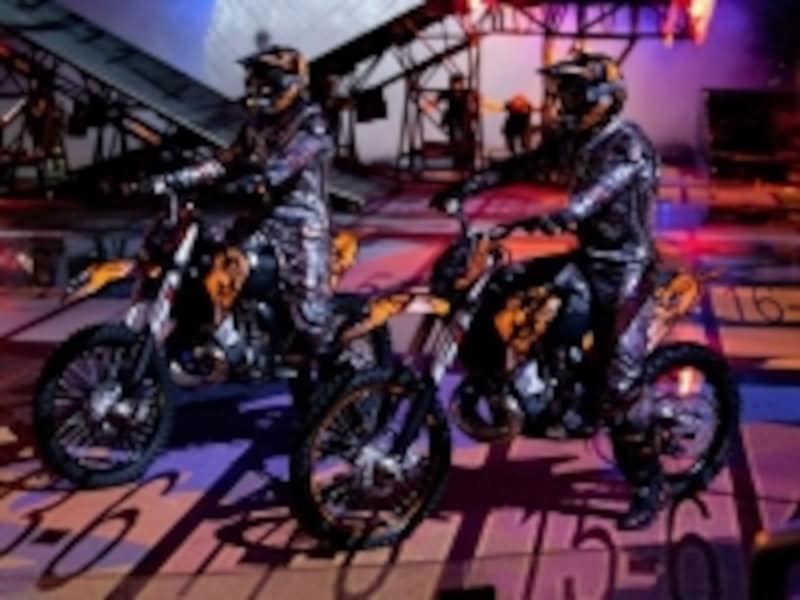 ショーに登場するオートバイ。これがまたスゴイ演技！