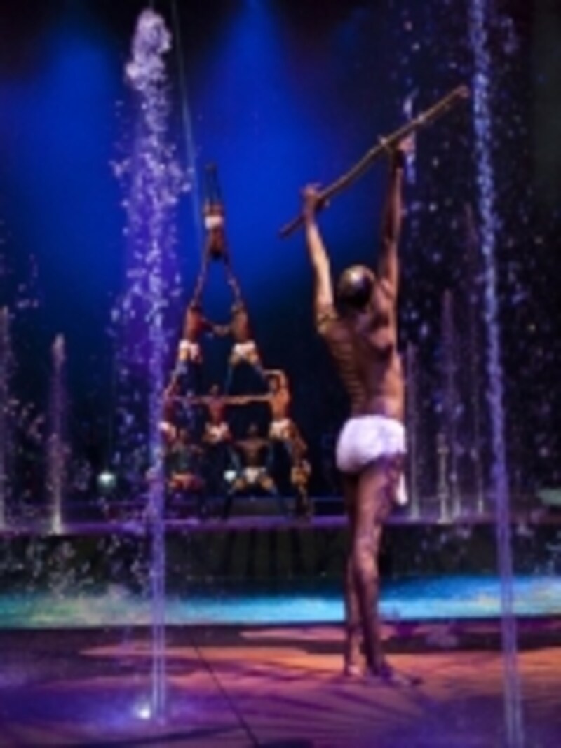 ショーの1シーン。観衆は不思議な世界へと誘われます。