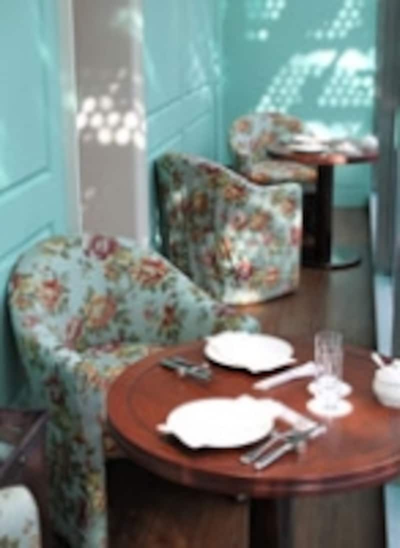 大きな窓に面した席