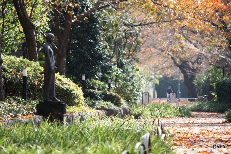 マンションと桜並木の間の遊歩道には、美術品が点在する