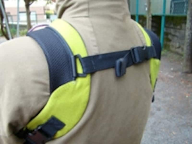 肩からのずり落ちを防ぐストラップが効果的