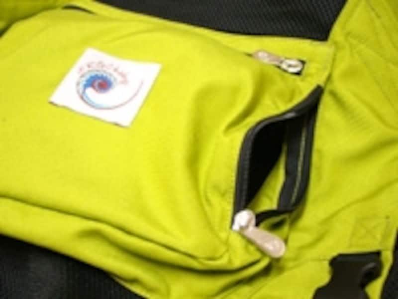 フードポケットのほかにもファスナーつきポケットが増え、小物を入れるのに便利