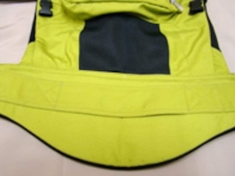 平面に置くとしわが寄るのが、立体形状の設計になっている証