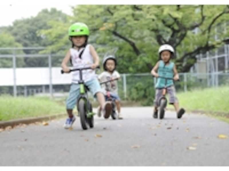 2歳でも簡単に乗りこなせるのが、ランニングバイクの魅力