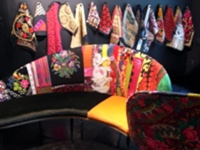 ビンテージのテキスタイルを張り合わせたBOKJA（ボクジャ）の椅子