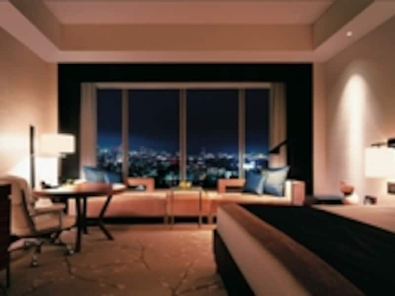 部屋からは夜景が美しい。広々した48平米の部屋