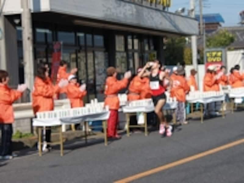 ボランティアスタッフも声をからして応援していた