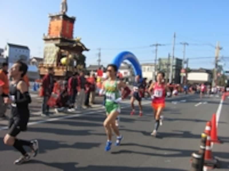 重要文化財に指定されている「川越まつり」に曳き回される山車とお囃子も応援