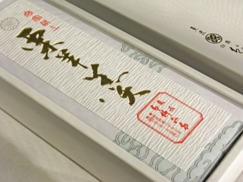 「栗羊かん」（1本3,700円※杉箱入りもあり）特別なお遣い物にしたい。