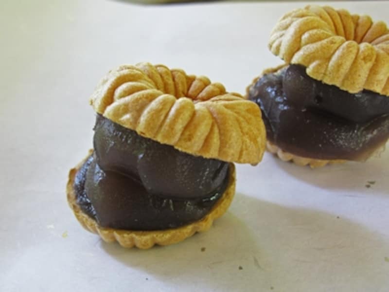 「菊最中」(10個入2,700円ほか)2個から購入できる。16菊花御紋章は、宮内庁御用達だったため。