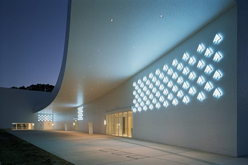 シンボルマークの森がになってほのかに光る 夕方のメインエントランス