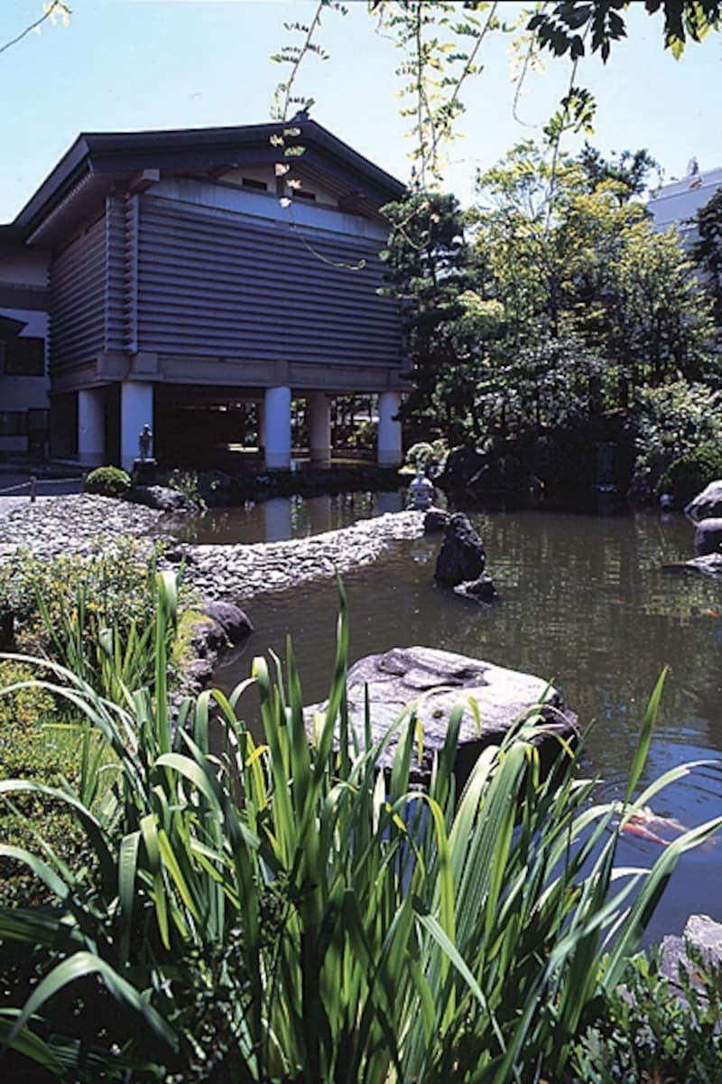 四季折々で表情を変える庭園もundefined棟方志功記念館undefined外観