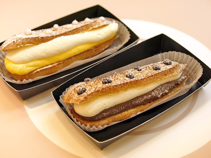 左：ドットエクレアカスタード　360円、右：ドットエクレアチョコレート　360円
