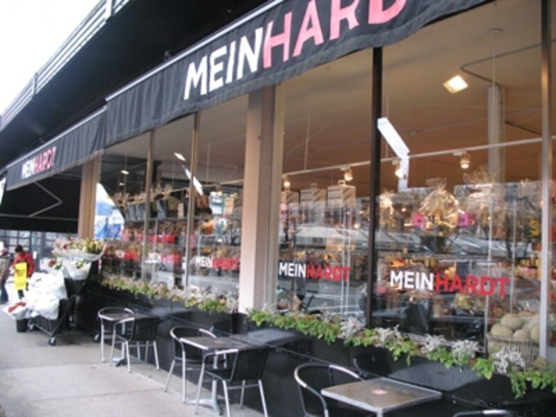 輸入食材も多い高級スーパー