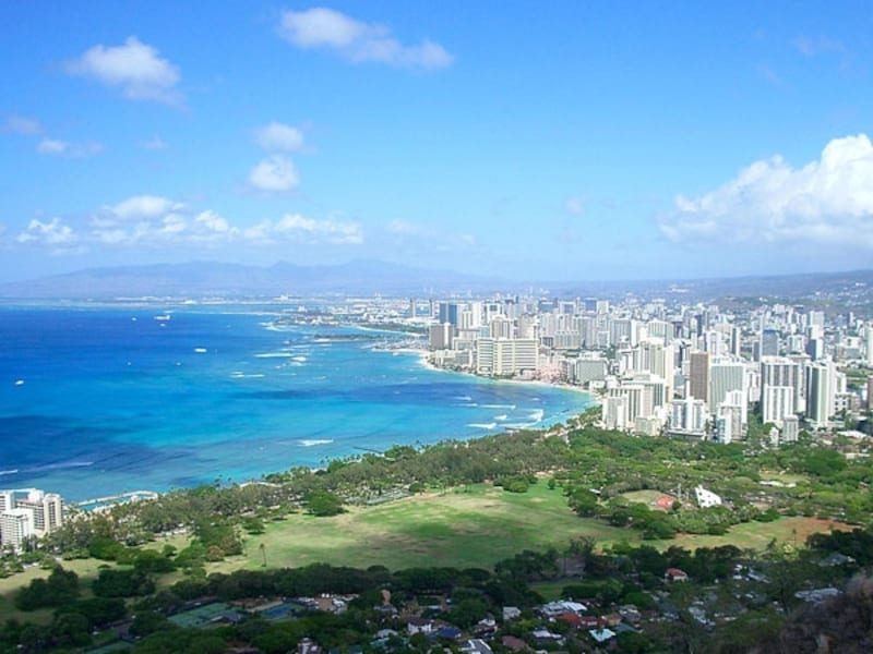 ダイヤモンドヘッドに登った人だけが味わえる圧巻のパノラマビュー!