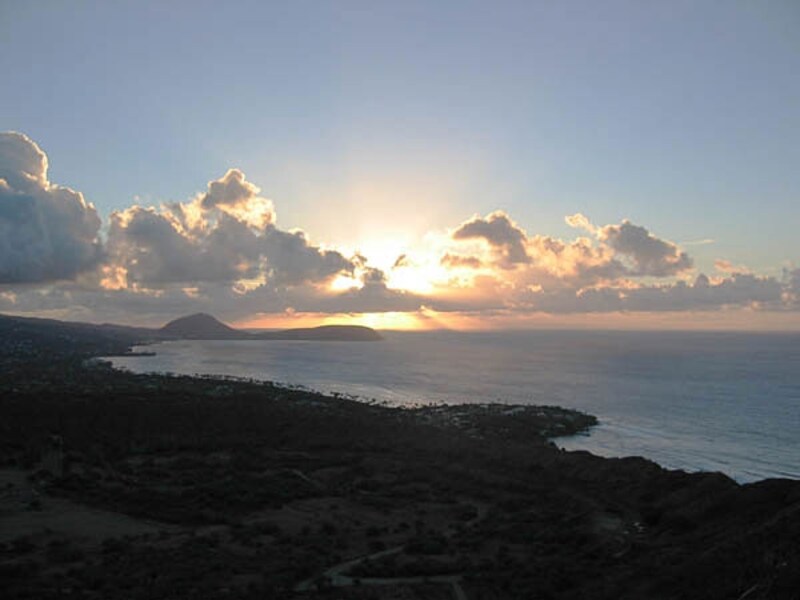 トレッキングとワイキキの絶景も一度に体験 できるダイヤモンドヘッドのご来光(写真協力:ブルー・ウェーブ・ツアー)