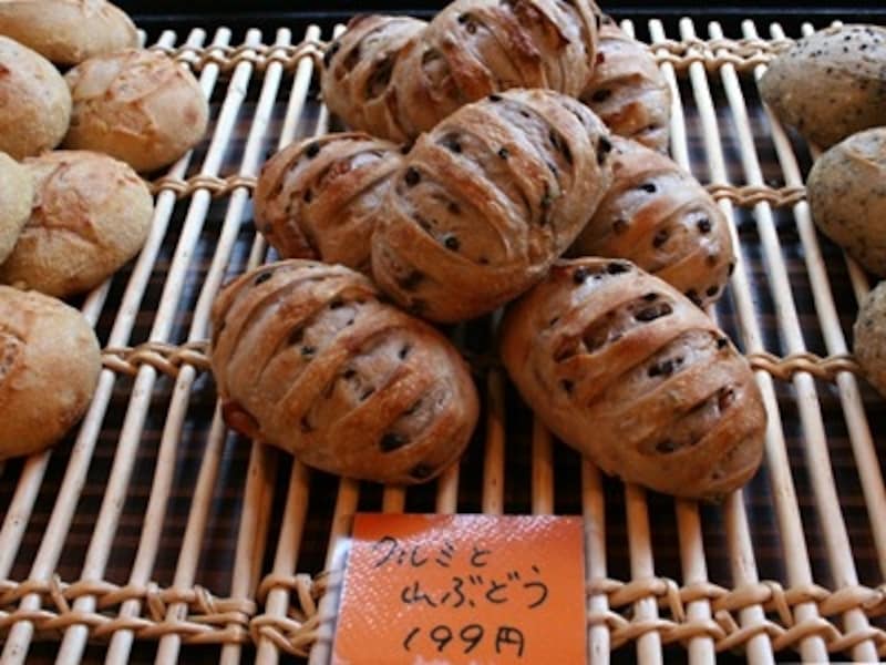 バゲットと共に人気の「クルミと山ぶどう」（199円）