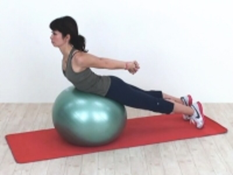 バランスボールで効果的にバストアップ 美デコルテ パーツ別ダイエット方法 All About バランスボールで効果的にバストアップ 美デコルテ パーツ別ダイエット方法 All About