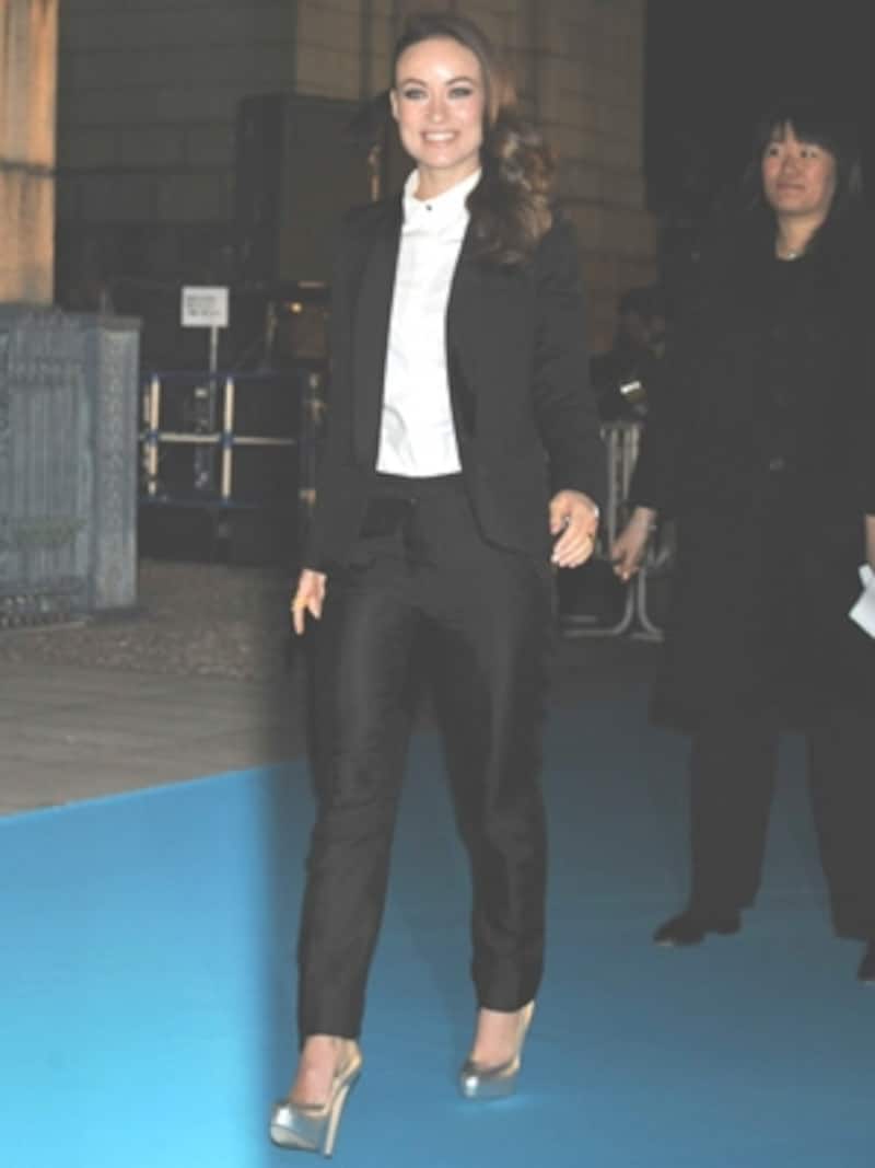 キリリっとパンツスーツで登場のオリヴィア。