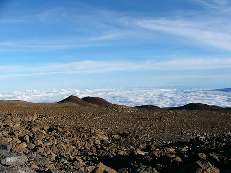 まるで氷河のような雲を眼下に見つつ。絶景が広がるマウナケア山