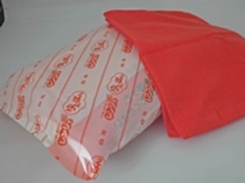 電子レンジで加熱することによりジェルが長時間保温される。白元　レンジでゆたぽん　Lサイズで800円前後