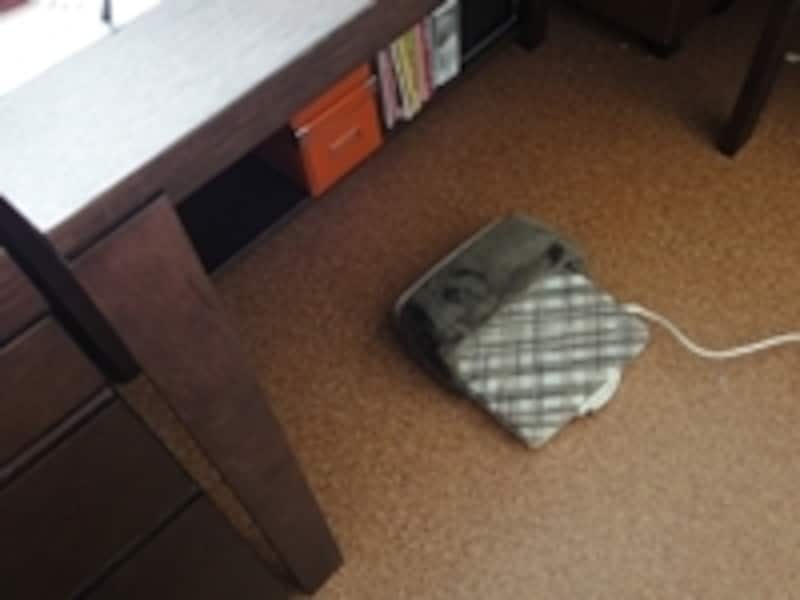 足元を効率的に温める。パナソニックの電気足温器は5000円前後