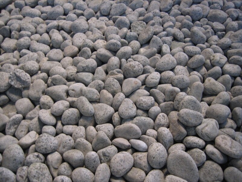 舞台の周りに敷き詰められた白い石