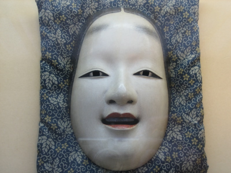 面（おもて）。石川県立能楽堂所蔵