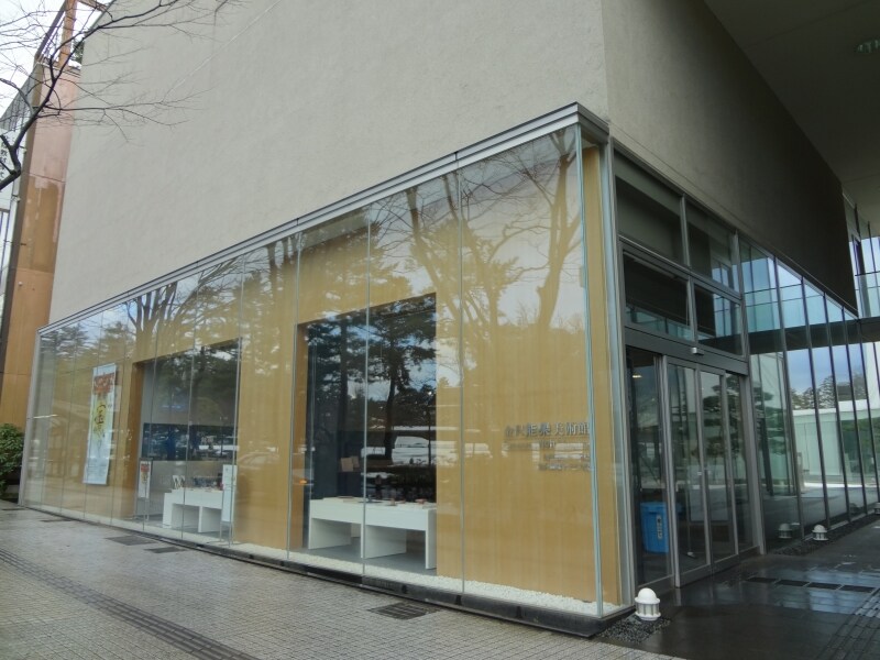金沢能楽ｊ美術館。金沢21世紀美術館に隣接、兼六園も目と鼻の先という観光に便利な立地