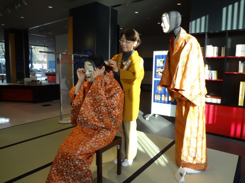 着付け時間は10分ほど。その後能面をつけたり記念写真を撮ったりするので、20分くらいは余裕がほしいところ