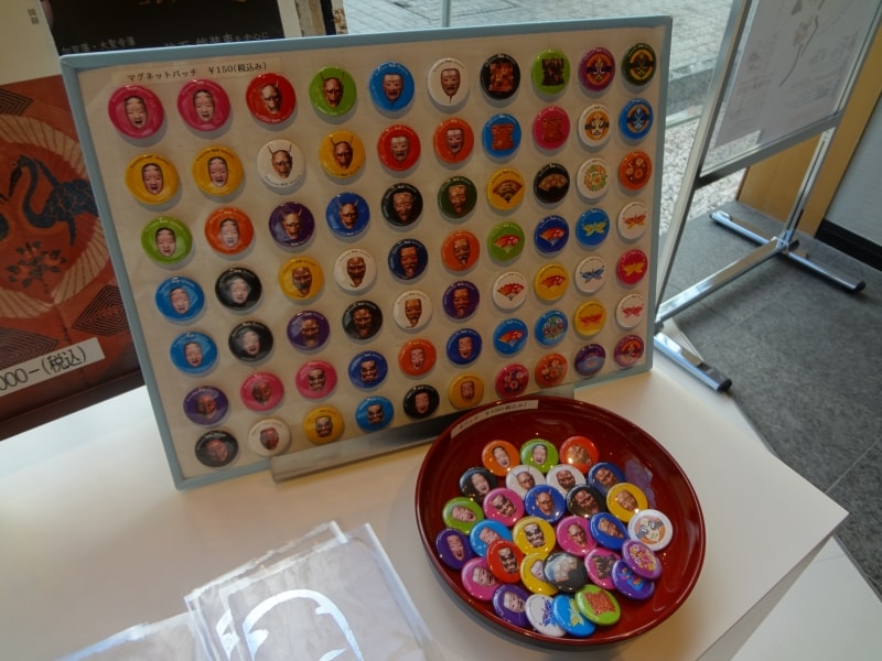 縁起のいい能面を好んで購入していく人も