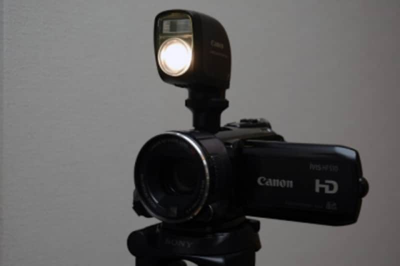 ▲ビデオライトを装着したビデオカメラ