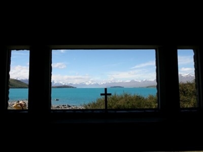 教会の窓から見た湖は、まるで額に入った絵のよう