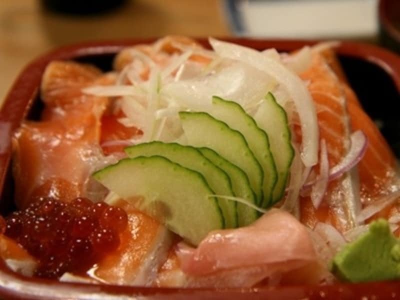 テカポ湖名物サーモン丼。漬物とみそ汁がついて18ニュージーランドドル