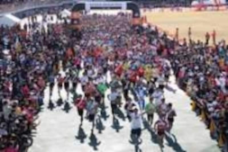 駅伝とは思えない数のランナーのスタート