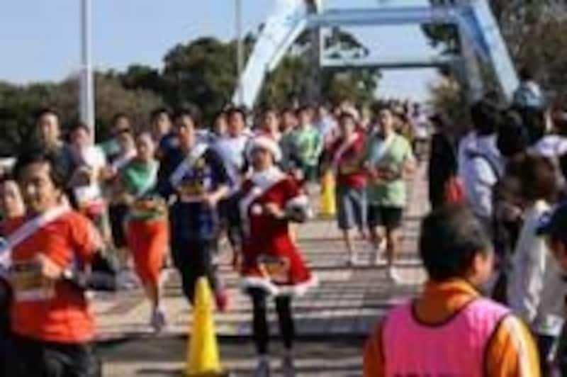 季節柄サンタクロースも走る