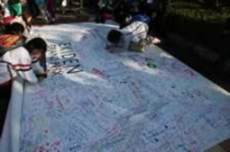 落書きボードにはたくさんの思いが綴られた