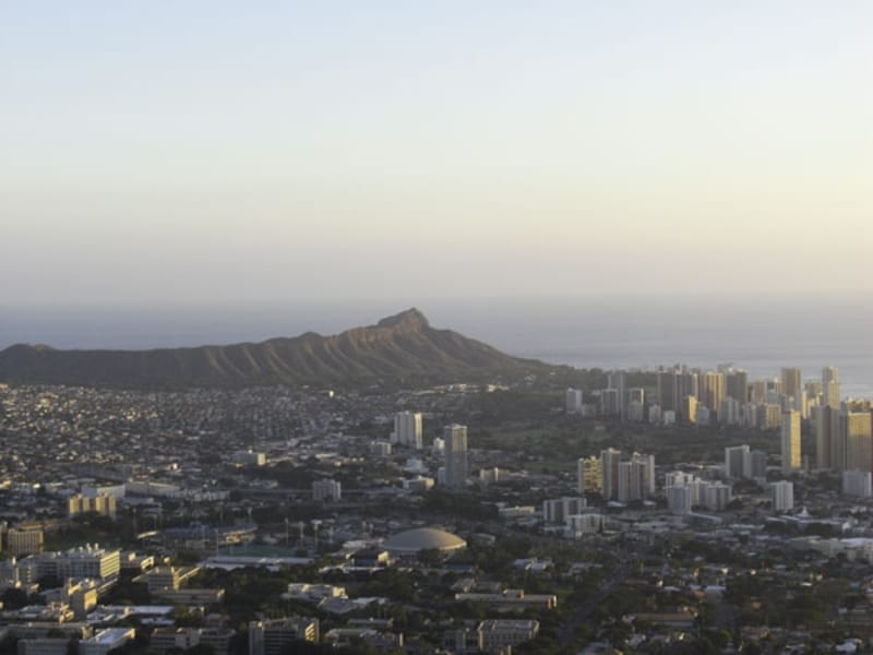 ダイヤモンドヘッド、ワイキキ側の眺望。ダイヤモンドヘッドもほんのりオレンジ色