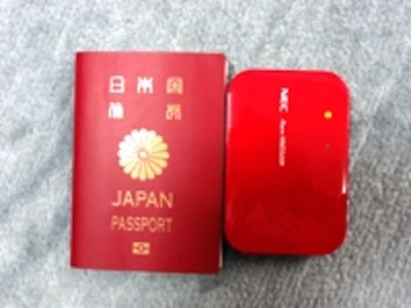 パスポートと比べても、一回り小さいぐらいだ