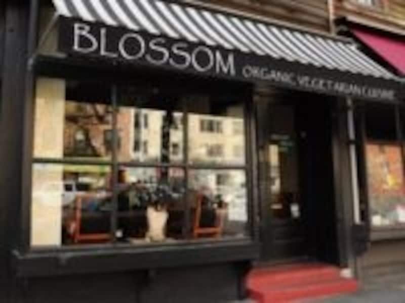 パリのビストロのような外観