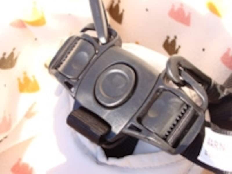 中央のボタンの右側を押すと右バックルが、左側を押すと左バックルが外れる仕組み