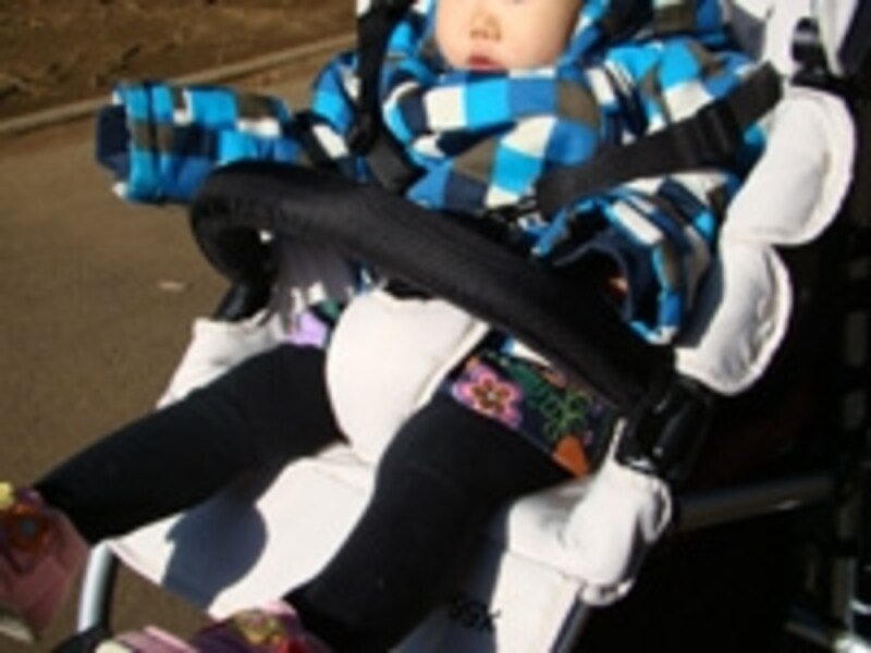 スカートをはいた女の子も、中が丸見えにならない股ベルト形状