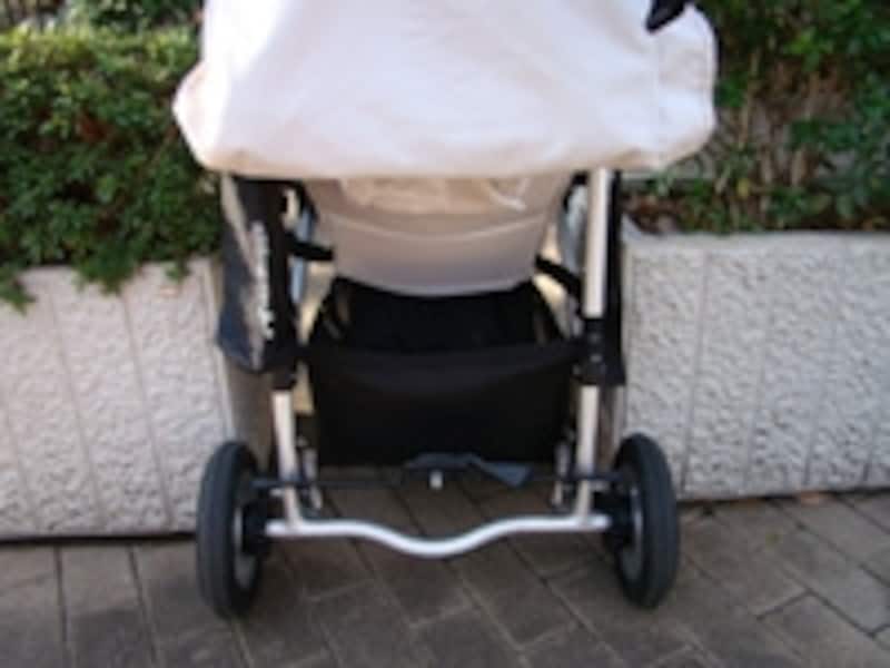 横幅54cmのスキマを通ろうとすると、どうしても後輪が引っかかってしまう